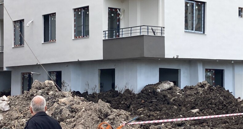 Mersin’de yan yatmaya başlayan bina mühürlendi