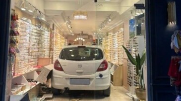 Mersin’de kontrolden çıkan otomobil bijuteri dükkanına daldı