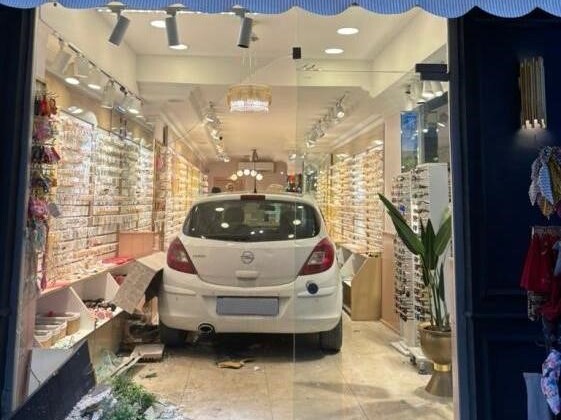 Mersin’de kontrolden çıkan otomobil bijuteri dükkanına daldı