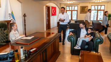 Başkan Boltaç koltuğunu minik öğrenciye devretti