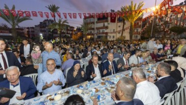 Başkan Seçer, Anamur halkıyla birlikte iftar yaptı