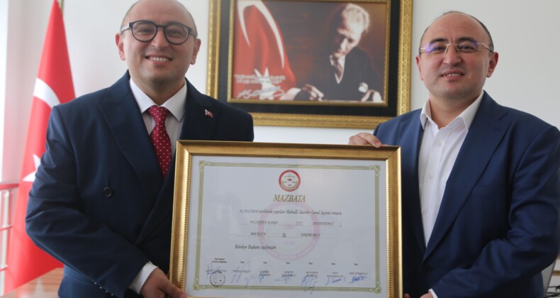 Görenler yeni belediye başkanını ikizi ile karıştırıyor