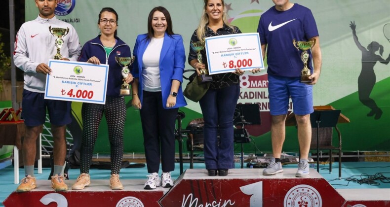 Kadınlar Günü Tenis Turnuvası’nda dereceye girenlere ödülleri verildi