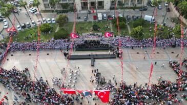 Mersin’de ‘1923 öğrenci 23 Nisan’ konseri verdi