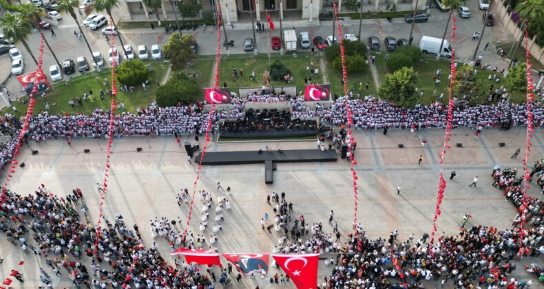 Mersin’de ‘1923 öğrenci 23 Nisan’ konseri verdi