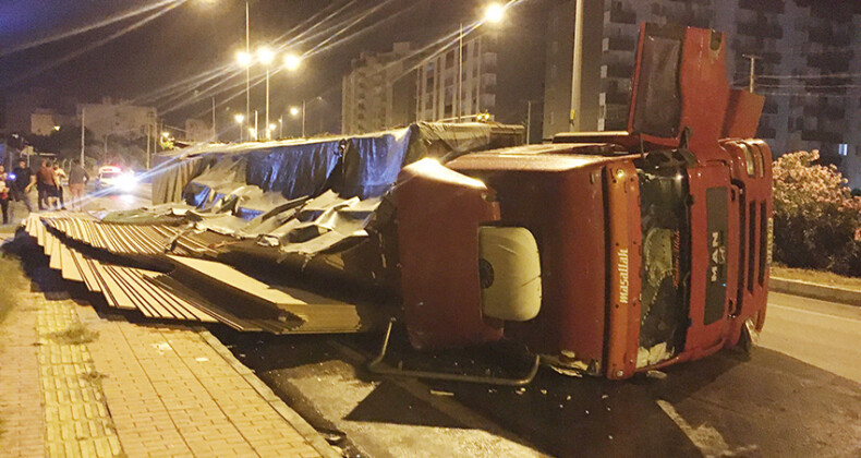 Kontrolden çıkan otomobil kaldırıma vurdu, ona metreler kala tır devrildi