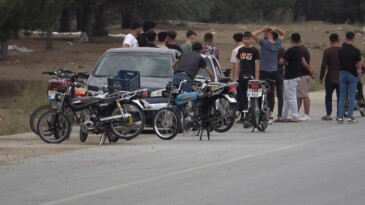 Trafiğe kapalı yol motosiklet yarış pistine dönüştü