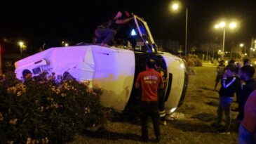Mersin’de polis minibüsü kaza yaptı: 1 polis memuru yaralı