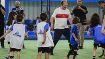Vali Pehlivan, çocuklarla futbol oynadı