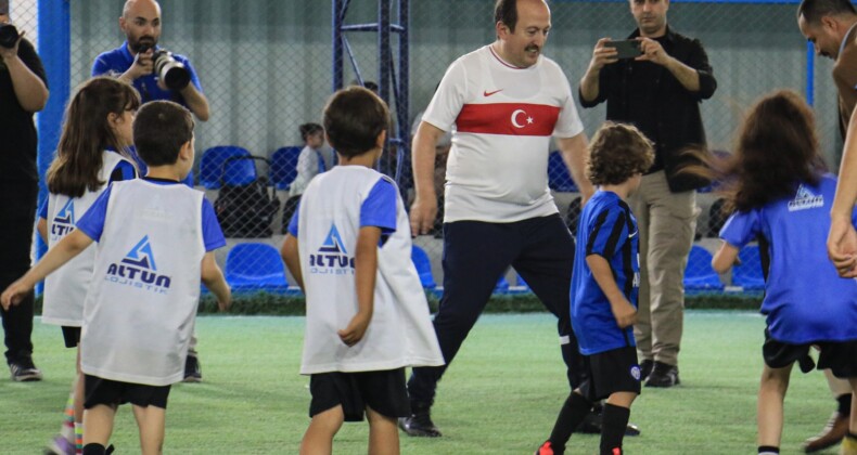 Vali Pehlivan, çocuklarla futbol oynadı