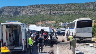 Mersin’de servis minibüsü park halindeki otobüse çarptı: 1 ölü, 2 yaralı