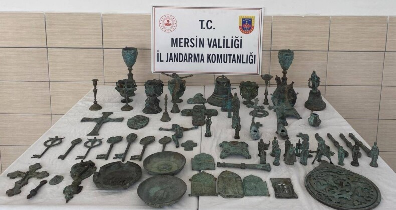 Mersin’de ikisi heykel 74 parça tarihi eser ele geçirildi