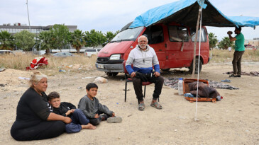 Üvey oğlundan şiddet görüp şehri terk etti