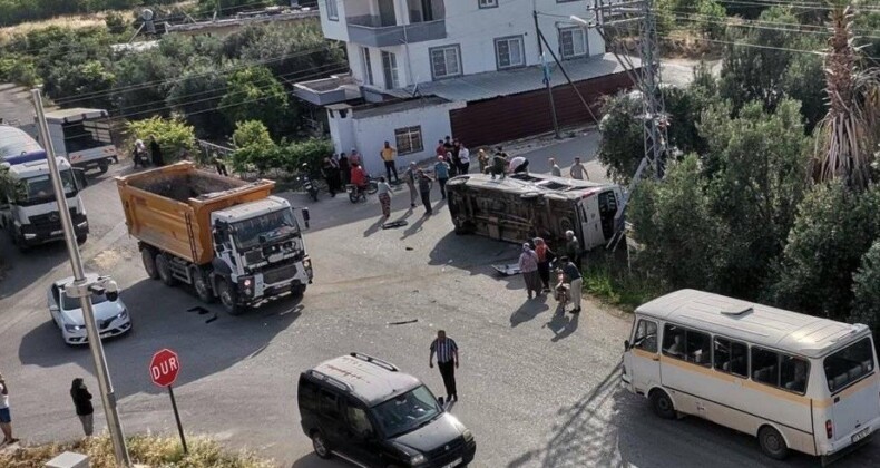 Kamyon öğrenci servisine çarptı, o anlar kamerada