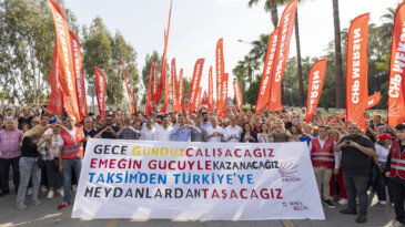 Başkan Seçer, 1 Mayıs’ta işçi ve emekçilerle yürüdü