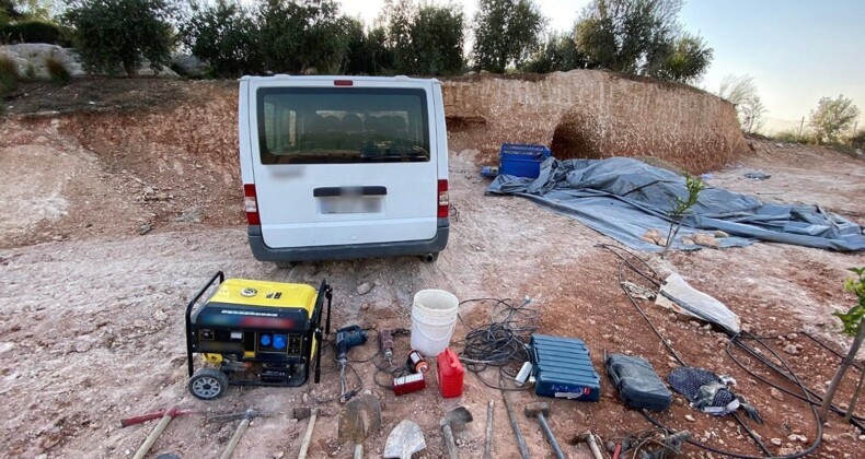 Mersin’de define aramak için kaçak kazı yapan 3 şüpheli yakalandı