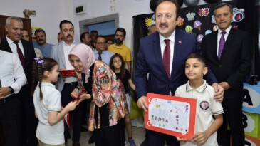 Mersin’de öğrenciler karne heyecanı yaşadı