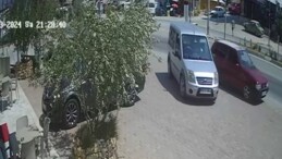 Sürücüsüz otomobil geri gitmeye başladı, bir vatandaş faciayı önledi