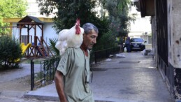 Gören dönüp bir daha bakıyor