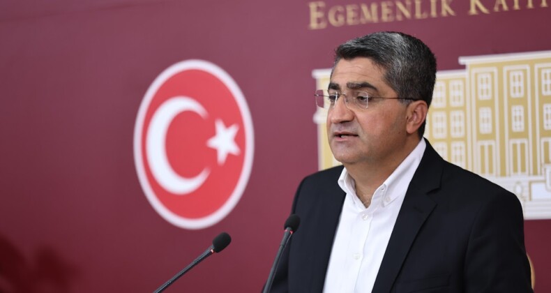 DEVA Partisi Genel Başkan Yardımcısı Mehmet Emin Ekmen, Mersin Ziraat Odası Başkanı Musa Yılmaz’ın “Tarım Kredi Kooperatiflerinin Mersinli çiftçinin ürünlerini doğrudan alıp satmadığını” söylemesini TBMM gündemine getirdi.
