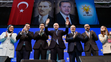 Yüz yıllık oyun bozuluyor!