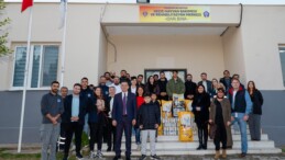 Hayvanseverlerden bakımevine mama desteği