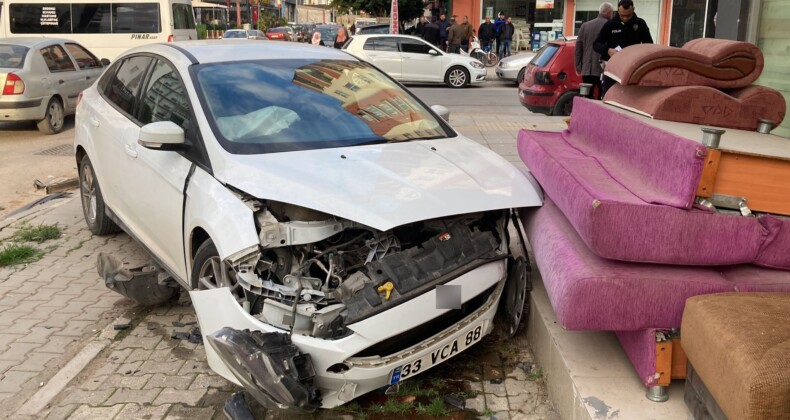 Kaza anı kamerada: Otomobiller çarpıştı, 2 sürücü yaralandı