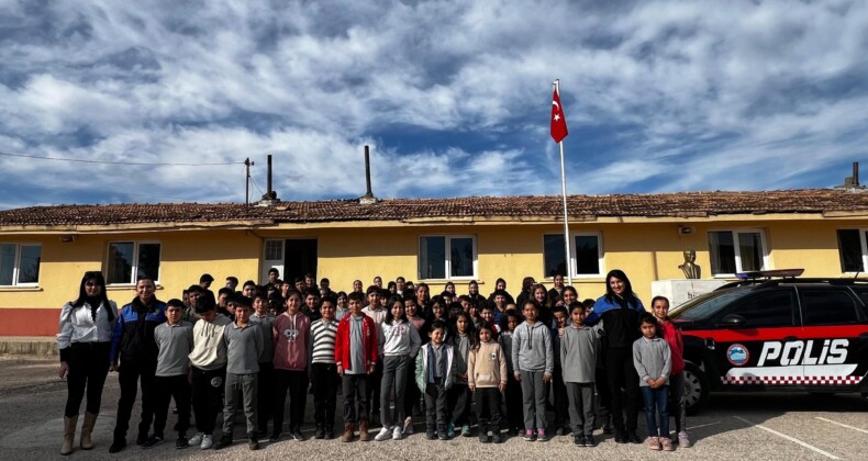 Silifke’de öğrenciler toplumsal ve dijital güvenlik konusunda bilgilendirildi