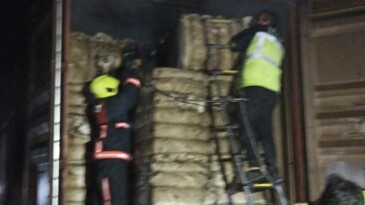 Tarsus’ta Pamuk Yüklü Tırda Yangın Meydana Geldi