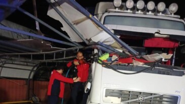 Demir Korkuluk, Tırın Şoför Kabinine Saplandı
