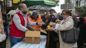 “Berat Kandili’nde 15 Bin Kandil Simidi İkram Edildi”