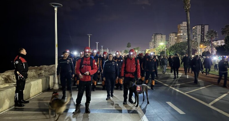 Mersin’de Depremzedeler İçin Sessiz Yürüyüş Düzenlendi
