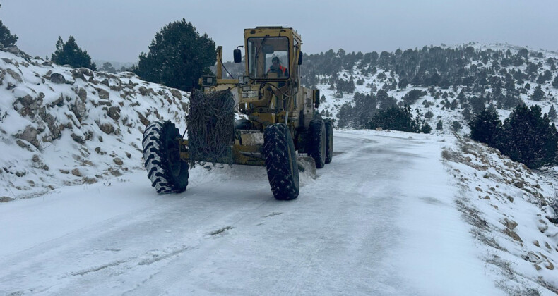 Kar ve Buzla Kaplanan Yollar Açıldı