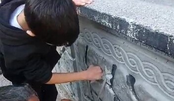 Oyun Oynarken Parmağını Duvara Sıkıştırdı