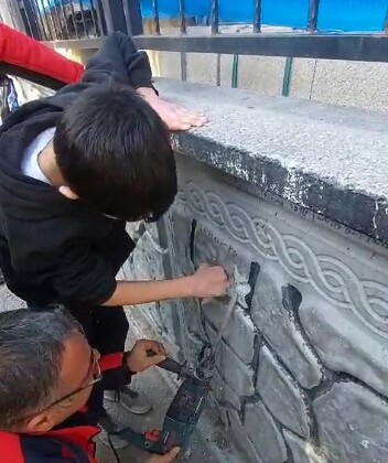 Oyun Oynarken Parmağını Duvara Sıkıştırdı