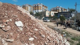 Zeliha Teyze, Molozların Altında Kalarak Yaşam Mücadelesi Veriyor