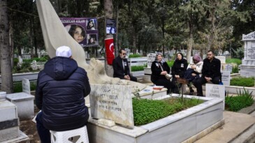 Özgecan Aslan, Mezarı Başında Anıldı