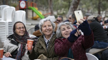 Mersin’de Emekliler Tabiat Parkı’nda Keyifli Bir Gün Geçirdi
