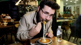Adana’da iftar sonrası tatlıcılara rağbet arttı