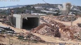 Kaya Parçaları Evlere İsabet Etti: 2 Yaralı
