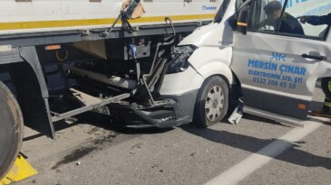 Mersin’de Araçta Sıkışan Sürücü İtfaiye Ekiplerince Kurtarıldı