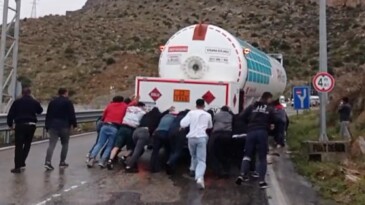 Yolu Kapatan Tankeri Vatandaşlar İterek Çekti