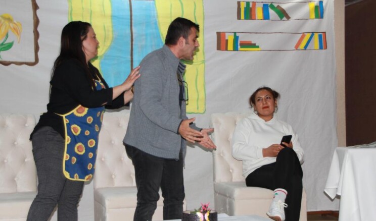 Öğretmenlerden “Kahve Bahane” Tiyatro Gösterisi