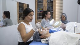 MERSİN’DE KADINLAR CİLT BAKIMI KURSUYLA MESLEK SAHİBİ OLUYOR