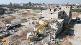 Mersin’de 2 katlı metruk bina kontrollü şekilde yıkıldı