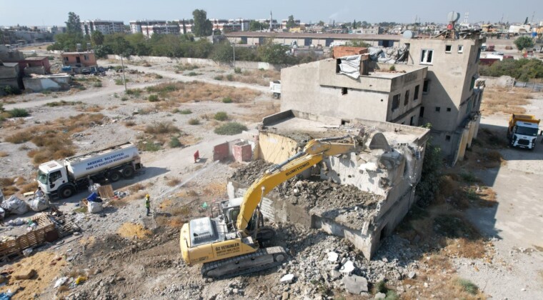 Mersin’de 2 katlı metruk bina kontrollü şekilde yıkıldı