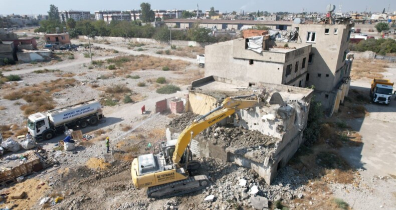 Mersin’de 2 katlı metruk bina kontrollü şekilde yıkıldı