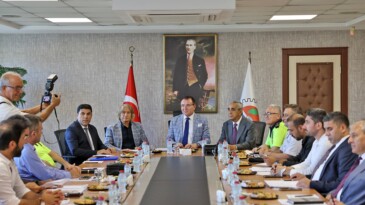 Mersin’de şehir içi yolcu ve servis taşımacılığı sorunları masaya yatırıldı