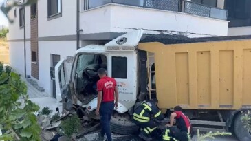 Mersin’de hafriyat kamyonu apartman balkonuna girdi: 1 yaralı
