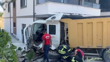 Mersin’de hafriyat kamyonu apartman balkonuna girdi: 1 yaralı